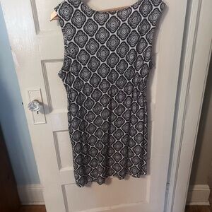 Boden Botanic Blush Black and White V back Shift Dress